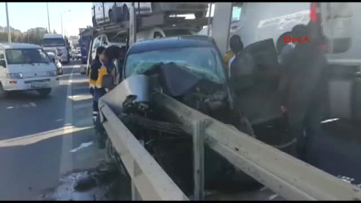 Kocaeli Ticari Araç Bariyerlere Girdi: 2 Yaralı