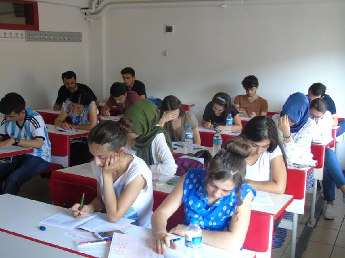KPSS Adaylarına Uyarı: Kimlik Dışında Bir şey Getirene Dava Açılacak