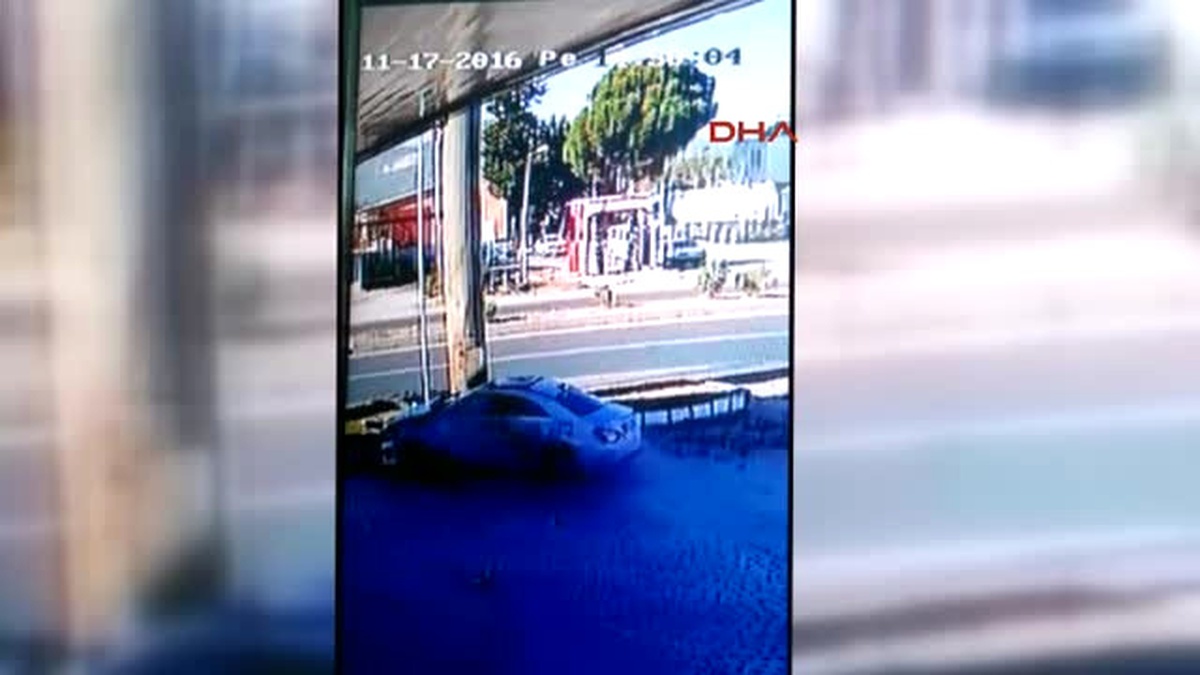 Muğla Tabela Direğine Çarpan Sürücü Kazayı Ucuz Atlattı