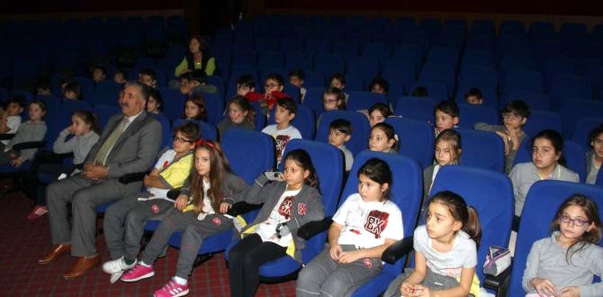 Öğrenciler, Nefesin Cama Şekil Verişini Merakla İzledi