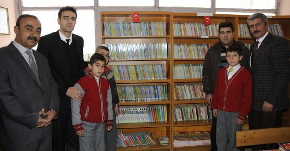 Okul Aile Birliği Başkanından Kitap Desteği