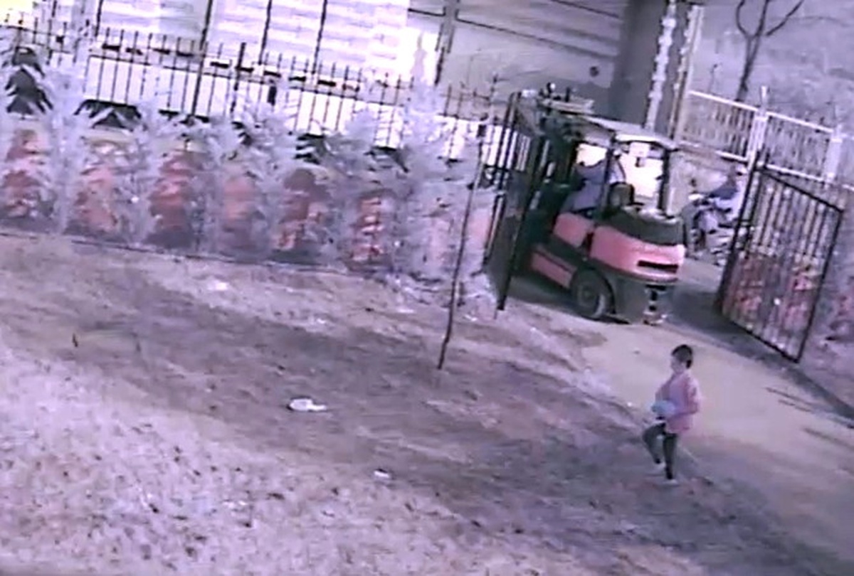 Forklifte Çarpan Motosikletli Genç Ağır Yaralandı