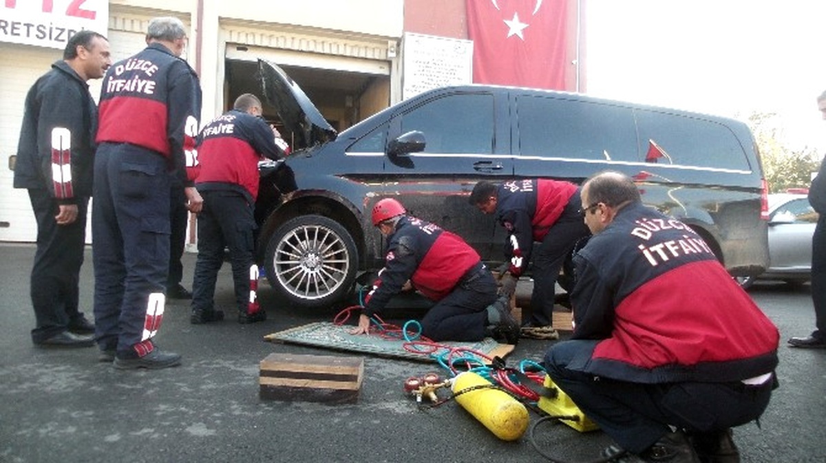 Otomobilin Motoruna Sıkışan Yavru Kedi Vatandaşları Seferber Etti
