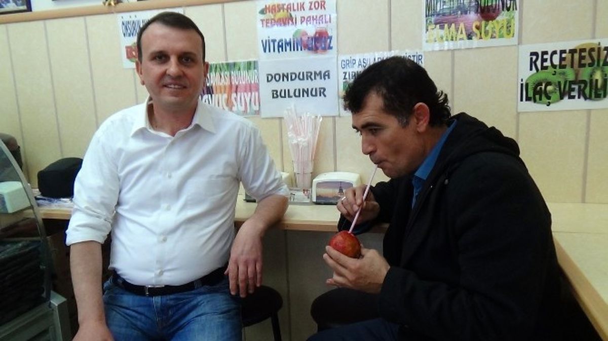 İşletmeci Narı Makine Değdirmeden Meyve Suyu Haline Getiriyor