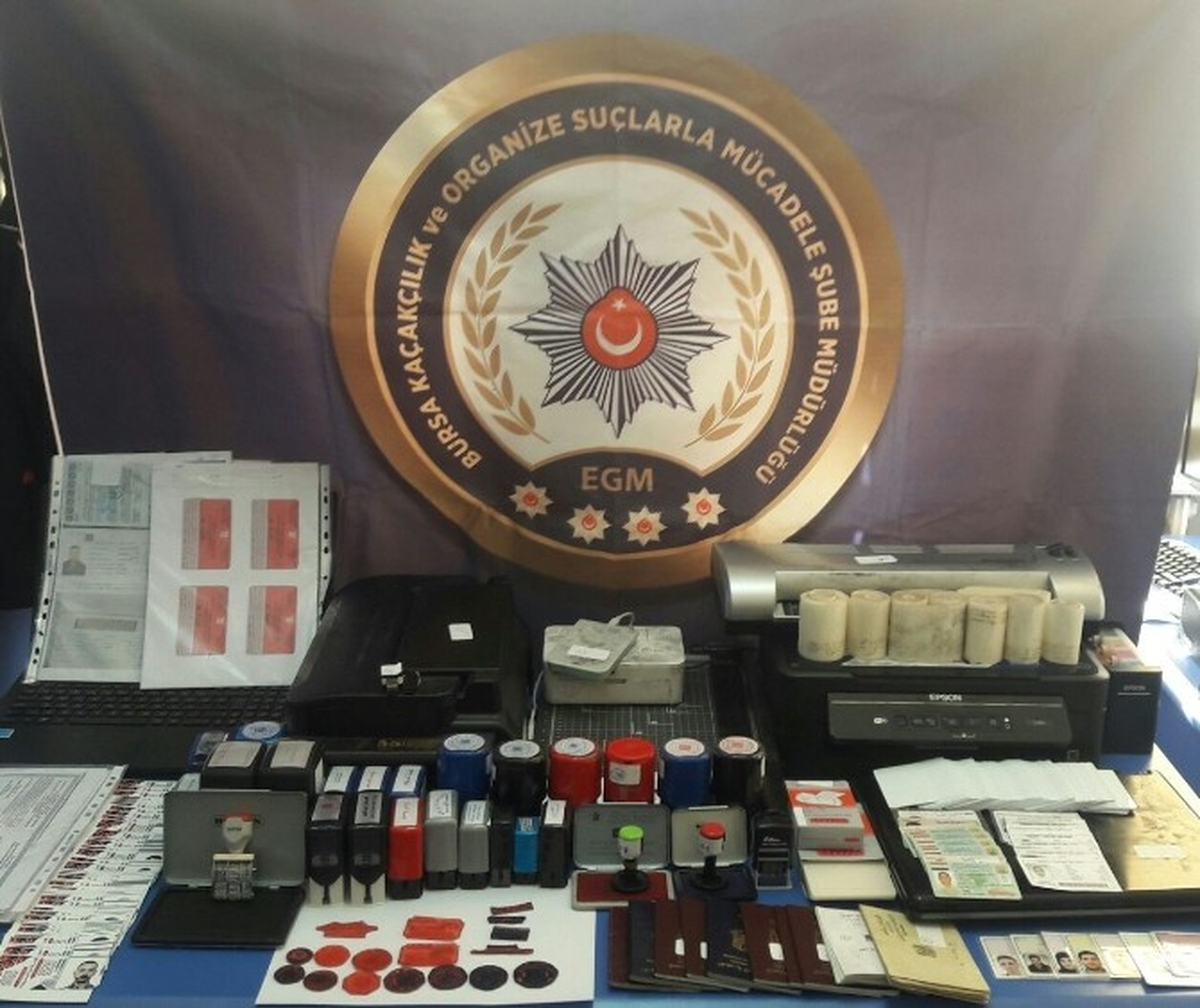 Sahte Ehliyet ve Pasaport Basan Suriyeliler Yakalandı