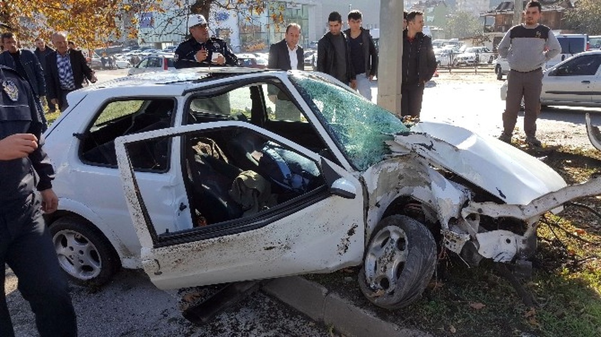 Samsun\'da Otomobil Ağaca Çarptı: 2 Yaralı
