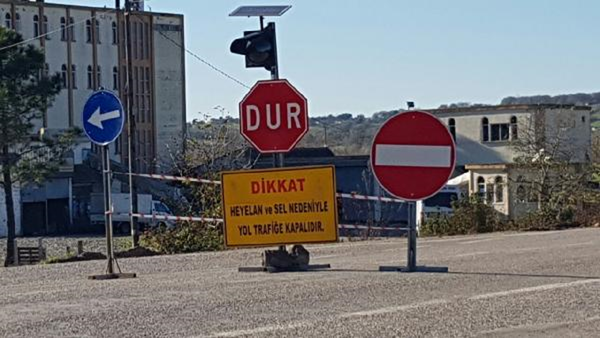 Sinop-Ayancık Yolunda Heyelan