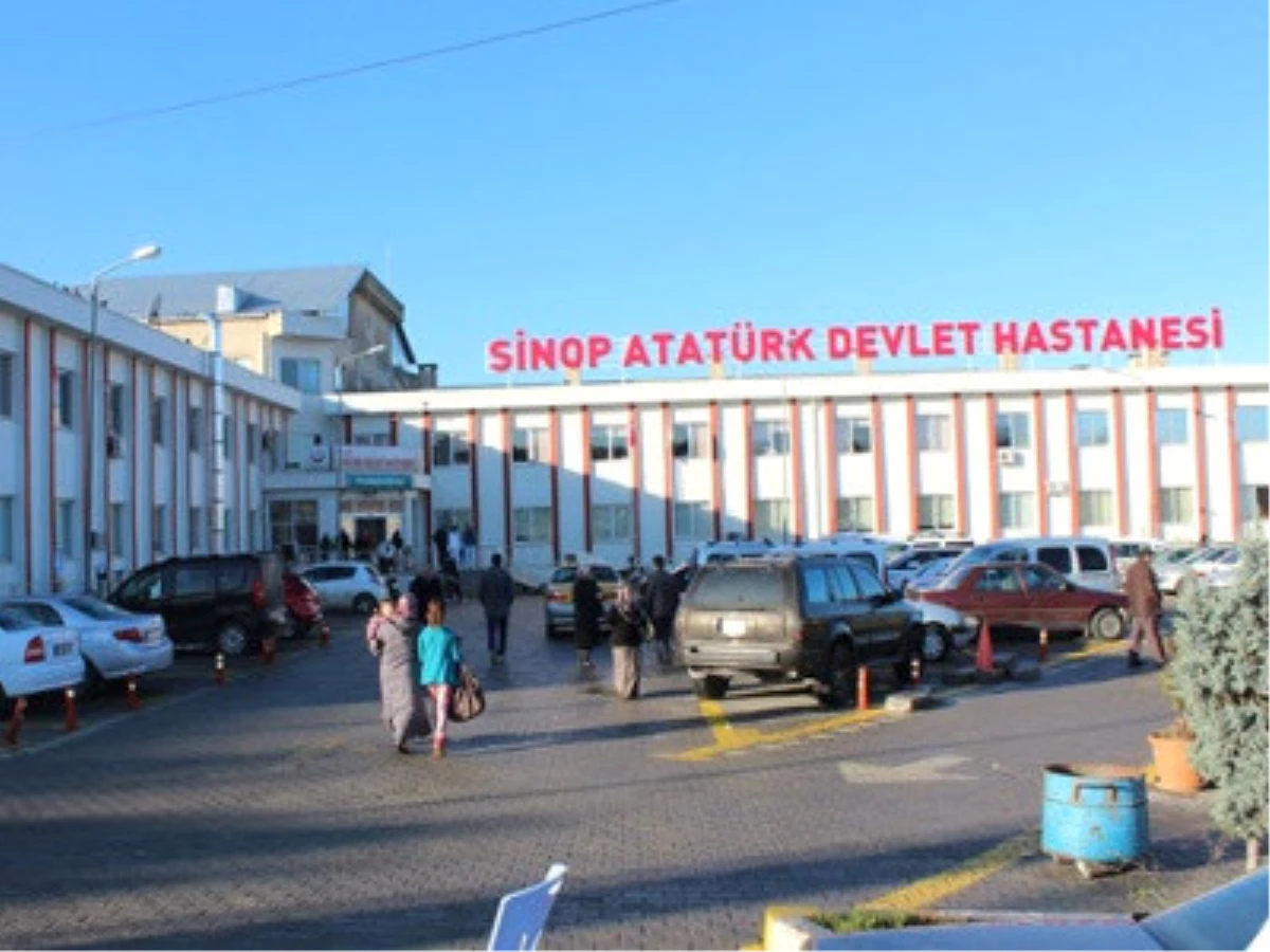 Sinop\'ta Otomobil Kamyonla Çarpıştı: 2 Ölü, 1 Yaralı