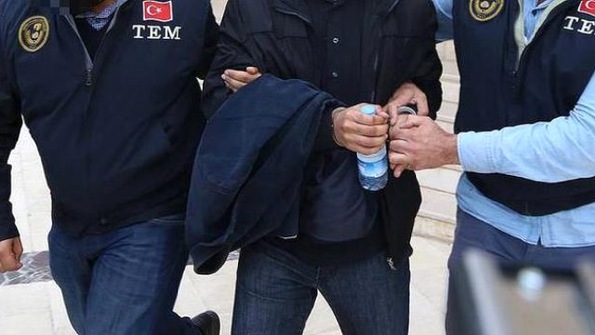 Suç Makinesi\' Kahvehane Camından Kaçarken Yakalandı