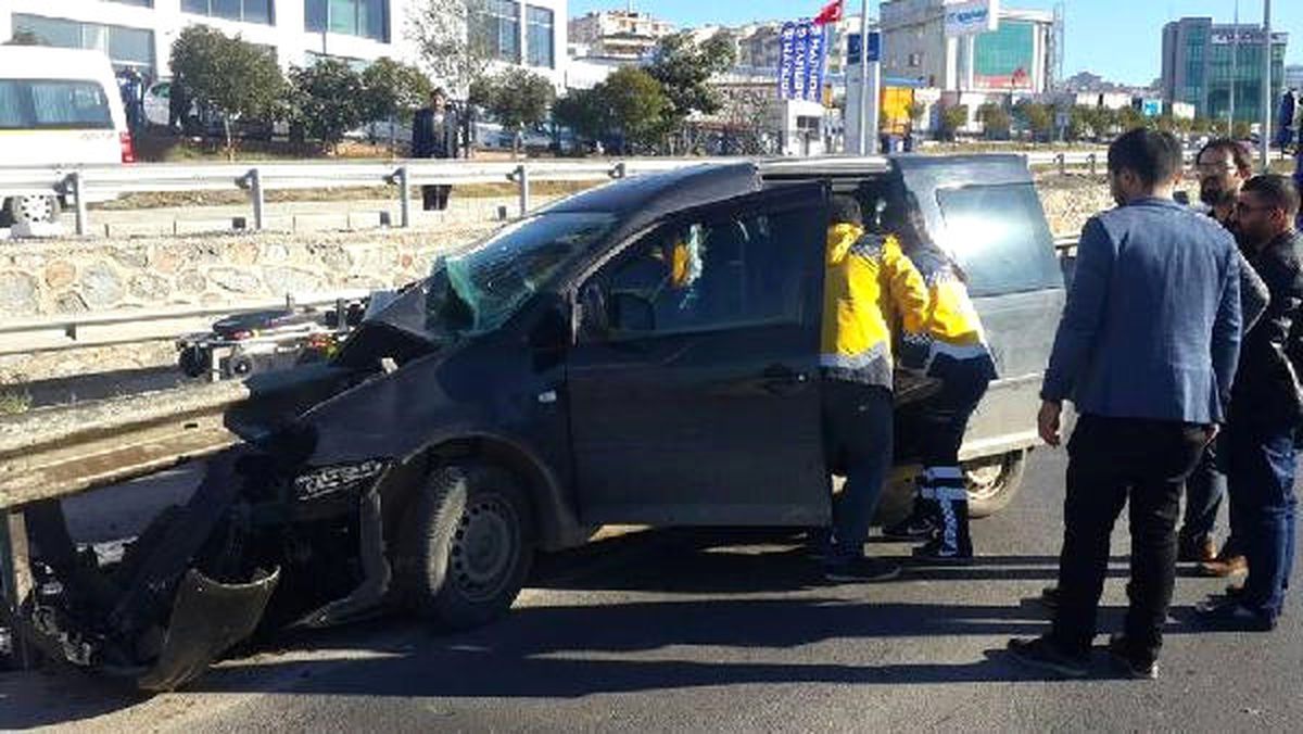 Ticari Araç Bariyerlere Girdi: 2 Yaralı