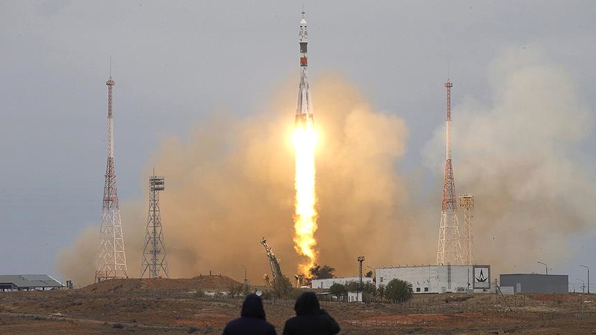 Uui\'ye Gidecek Ekibi Taşıyan Soyuz Fırlatıldı