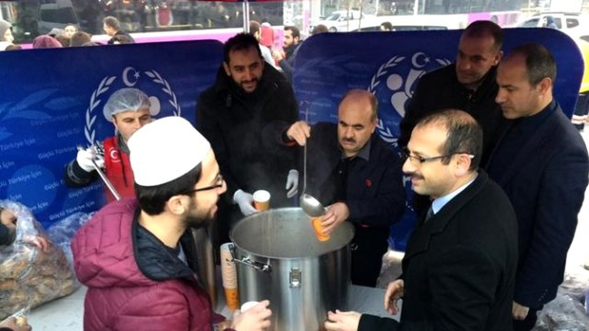 Vali Sabah Namazında Gençlerle Bir Araya Geldi