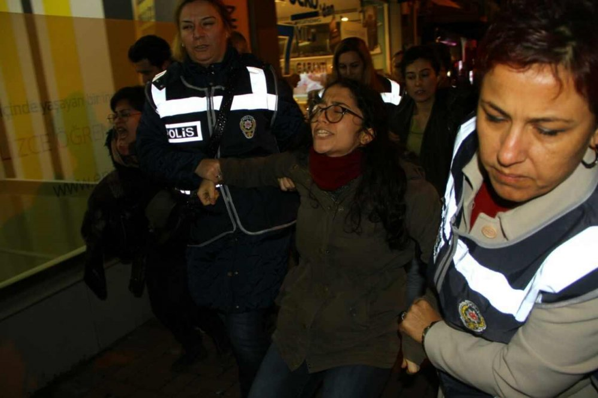 2- Kadınların Eylemine Polis Müdahalesi: 12 Gözaltı