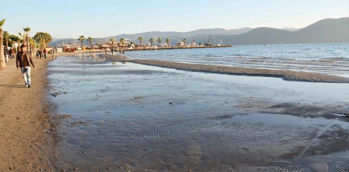 Akyaka Sahili\'nde Deniz Suyu 25 Metre Çekildi