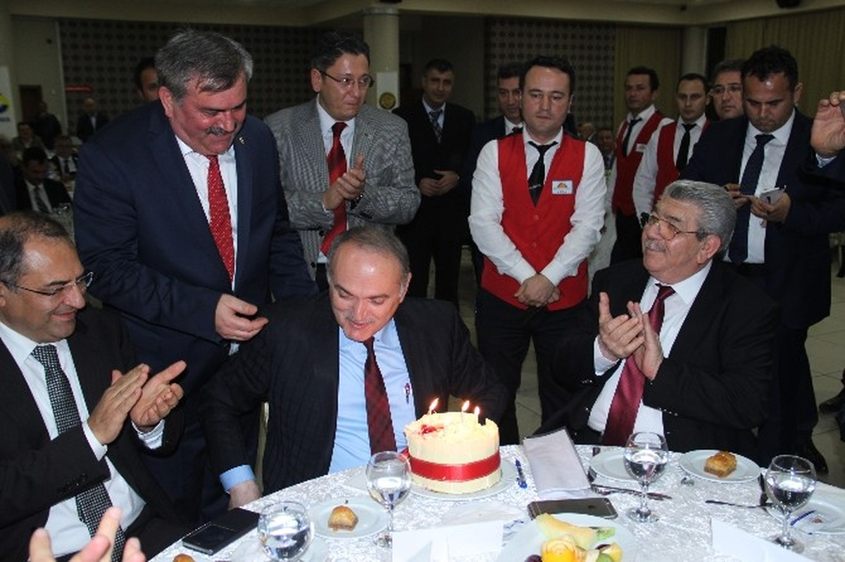 Bakan Faruk Özlü\'ye Doğum Günü Sürprizi