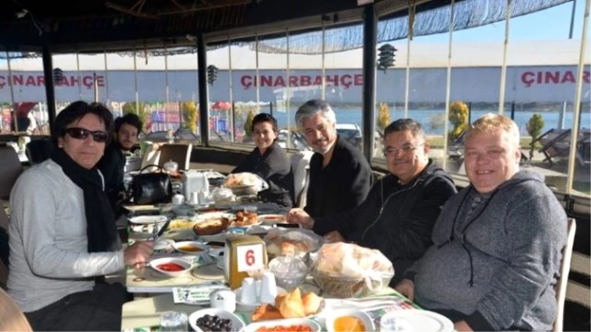 Başkan Yağcı\'dan Süheyl ve Behzat Uygur Kardeşlere Muhteşem Manzara Eşliğinde Sabah Kahvaltısı