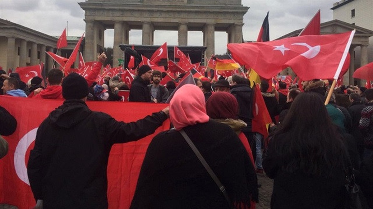 Berlin\'de "Teröre Lanet, Demokrasiye Davet" Gösterisi
