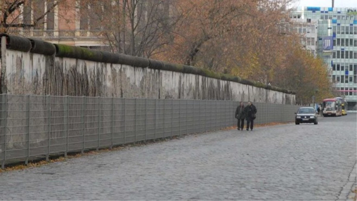Berlin Duvarı\' Yeniden İnşa Ediliyor