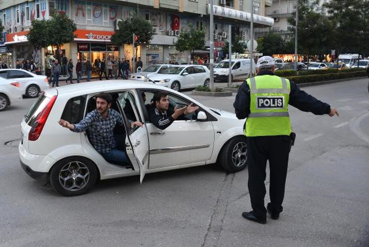 Beşiktaşlı Taraftarlarının Aracı Taşlandı