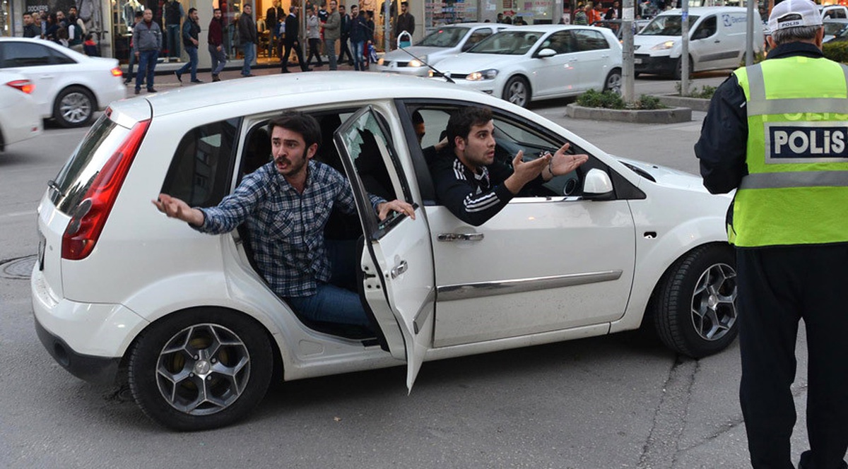 Beşiktaşlı Taraftarlarının Aracı Taşlandı