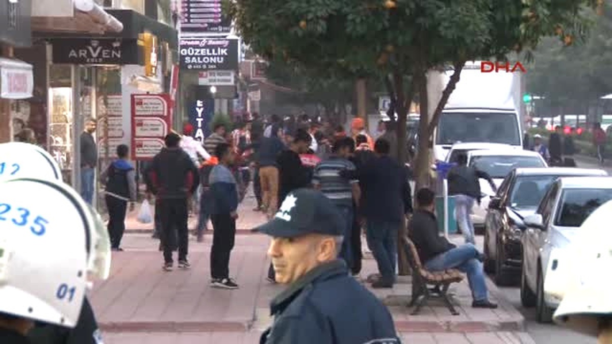 Beşiktaşlı Taraftarlarının Aracı Taşlandı