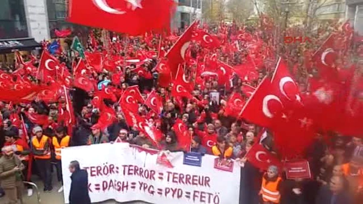 Brüksel\'de Teröre Lanet, Demokrasiye Davet Gösterisi