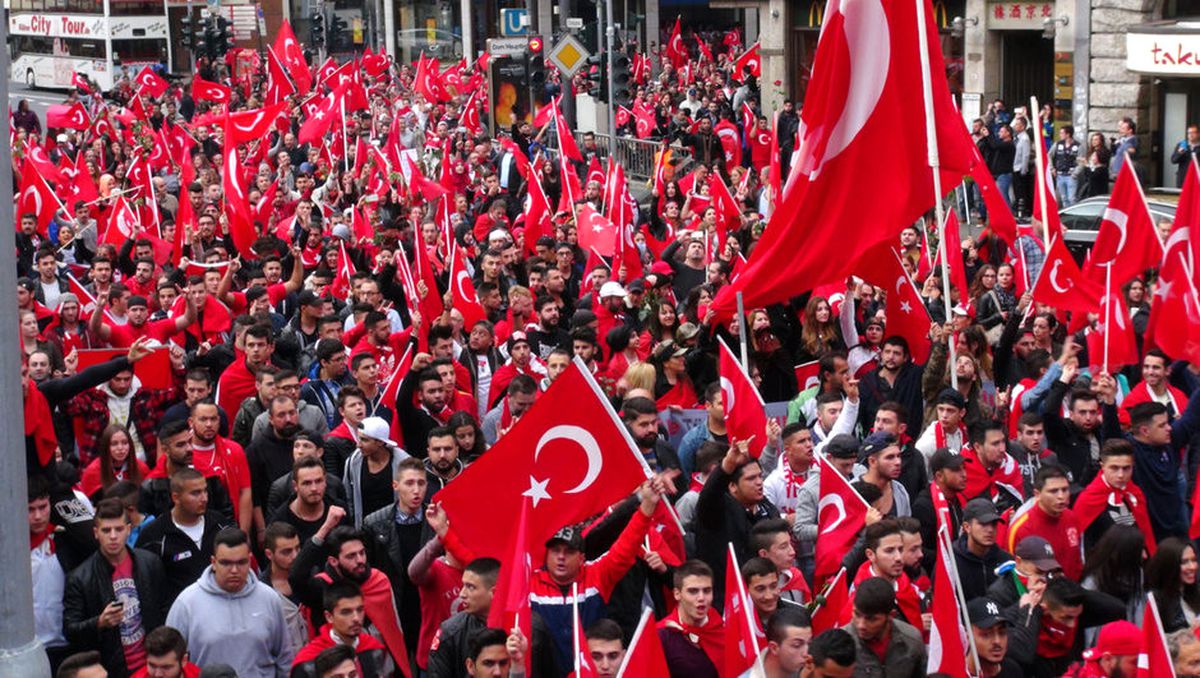Brüksel\'de Teröre Lanet, Demokrasiye Davet Gösterisi