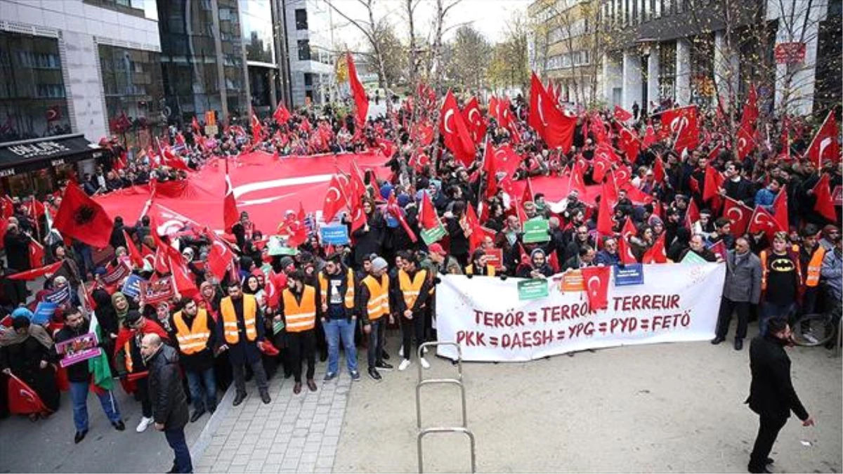 Brüksel\'de "Teröre Lanet, Demokrasiye Davet" Mitingi Düzenlendi (2)