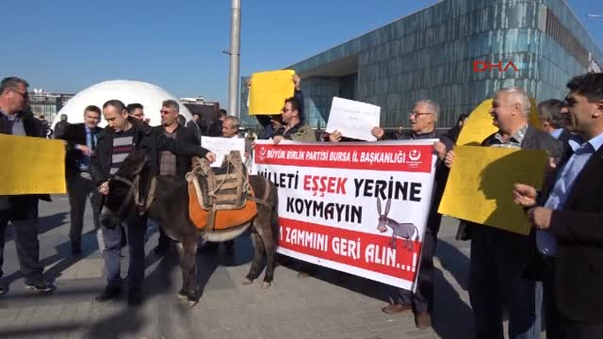 Bursa Belediye Zammına Karşı Eşekli Protestoda \'Ücretsiz Ulaşım\' Kazası
