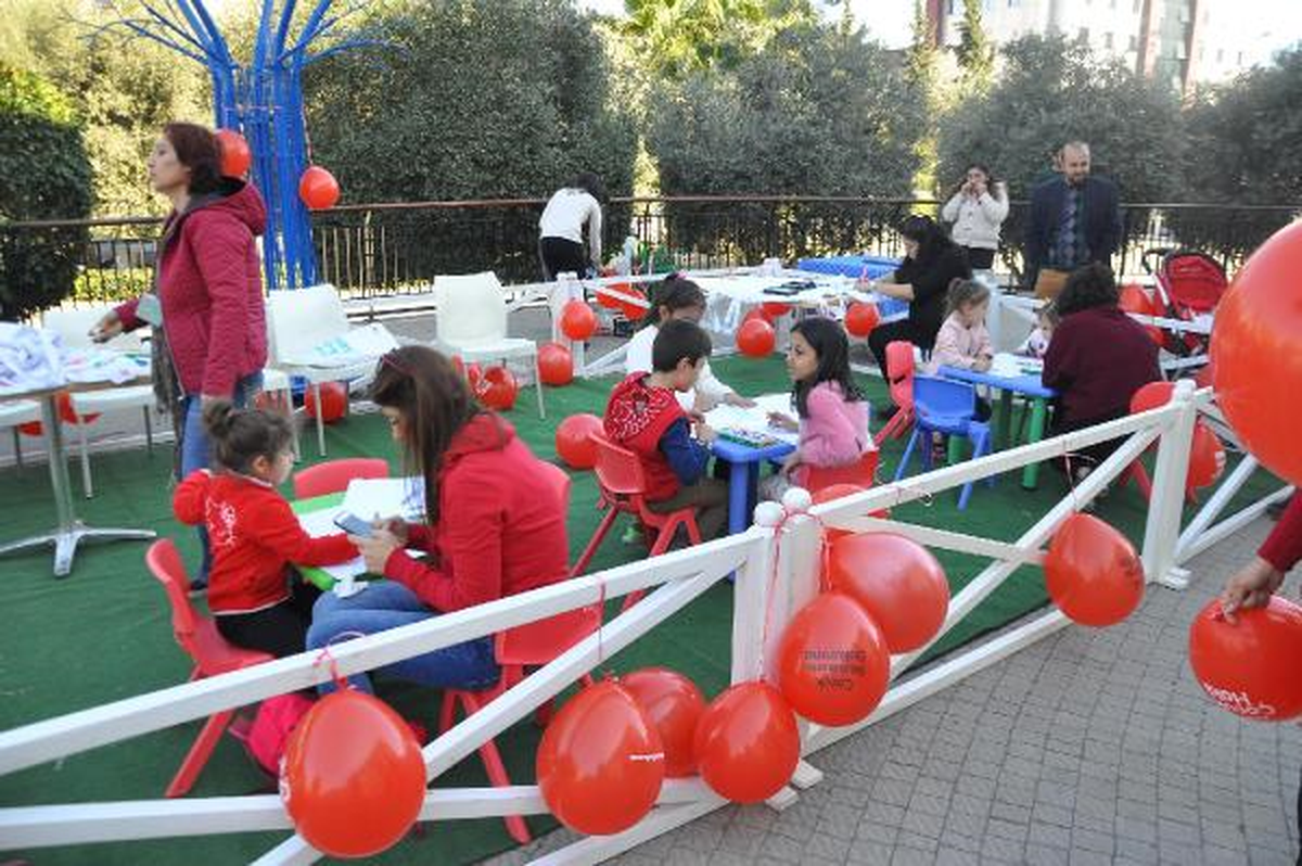 Çocuk Tacizine Dikkat Çekmek İçin Kırmızı Balon Dağıtıldı