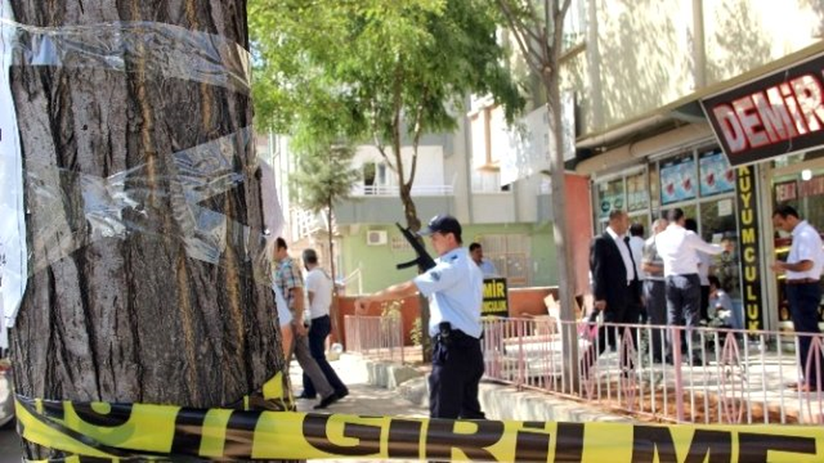 Dha İstanbul - Maltepe\'de Pompalı Tüfekle Kuyumcu Soygunu (1)