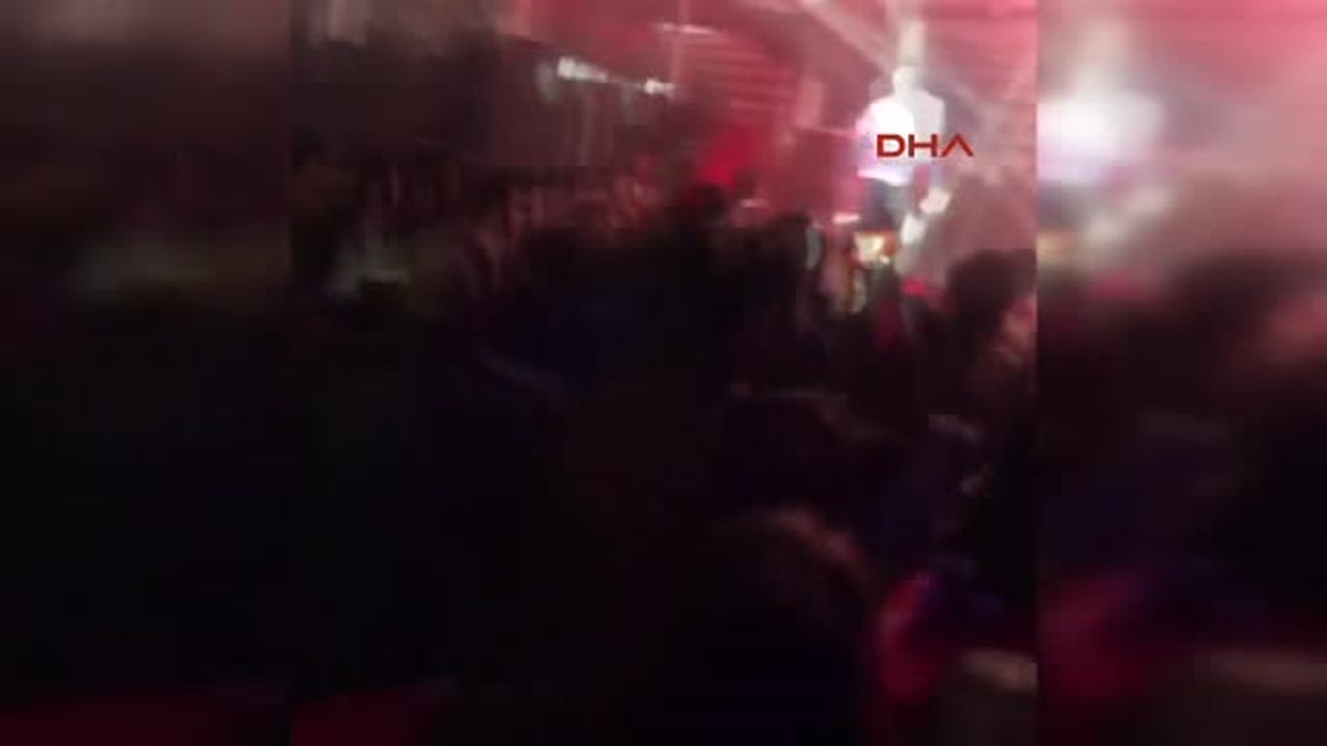 Diyarbakır Aleyna Tilki\'nin Sahne Aldığı Salonda Patlama