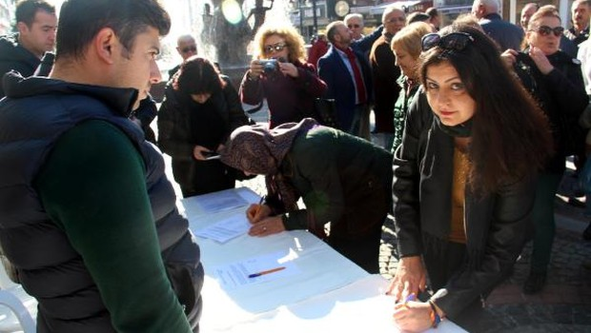 Edirne\'de CHP\'liler \'Cinsel Istismar\' Yasa Teklifine Karşı Imza Kampanyası Başlattı