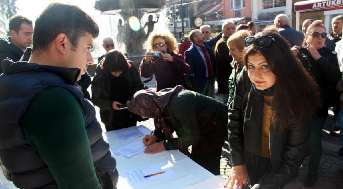 Edirne\'de CHP\'liler \'Cinsel İstismar\' Yasa Teklifine Karşı İmza Kampanyası Başlattı