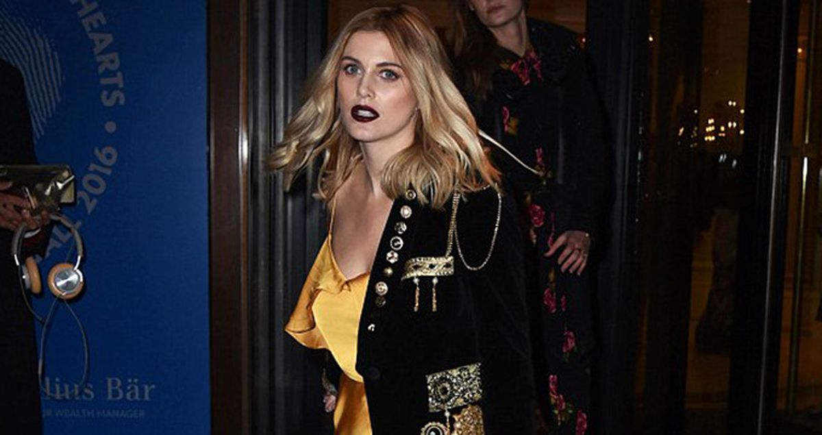 Elbisesindeki Detay İngiliz TV Yıldızını Rezil Etti