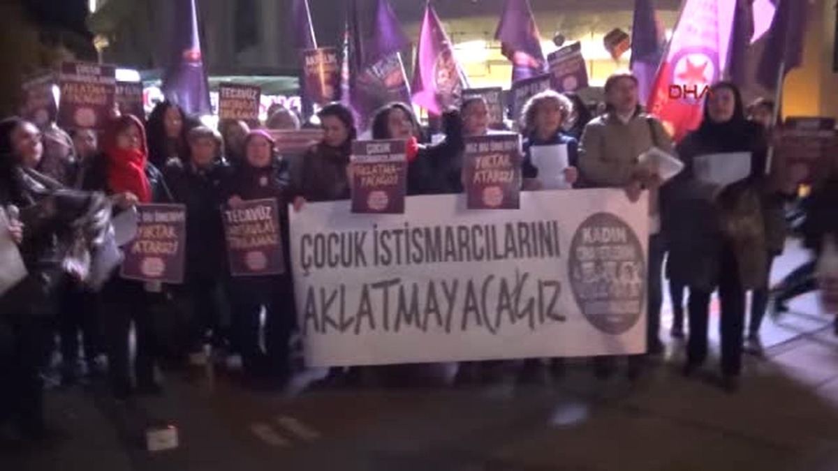 Eskişehir\'de Kadınlar Cinsel Istismar Önergesini Yırttı