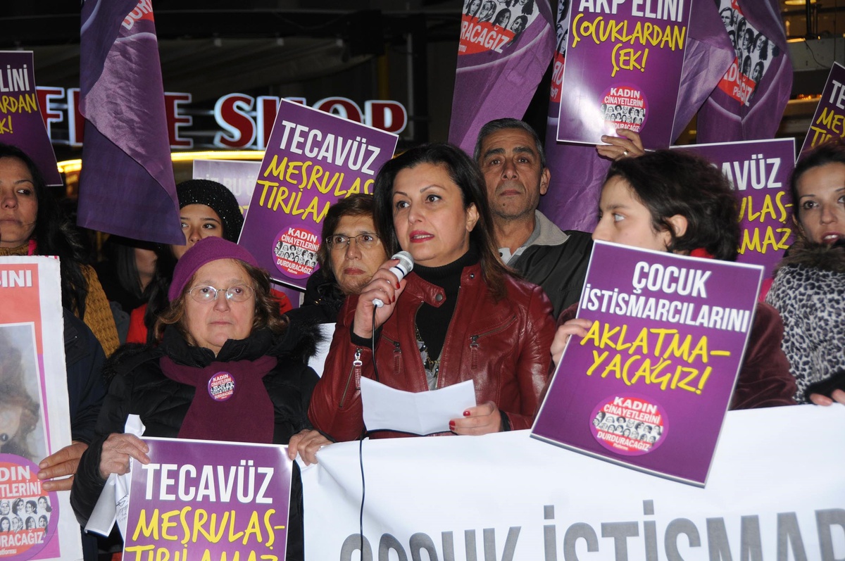 Eskişehir\'de Kadınlar Cinsel İstismar Önergesini Yırttı