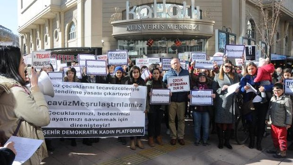 Eskişehir\'de Kadınların Cinsel İstismar Önergesi Eylemi