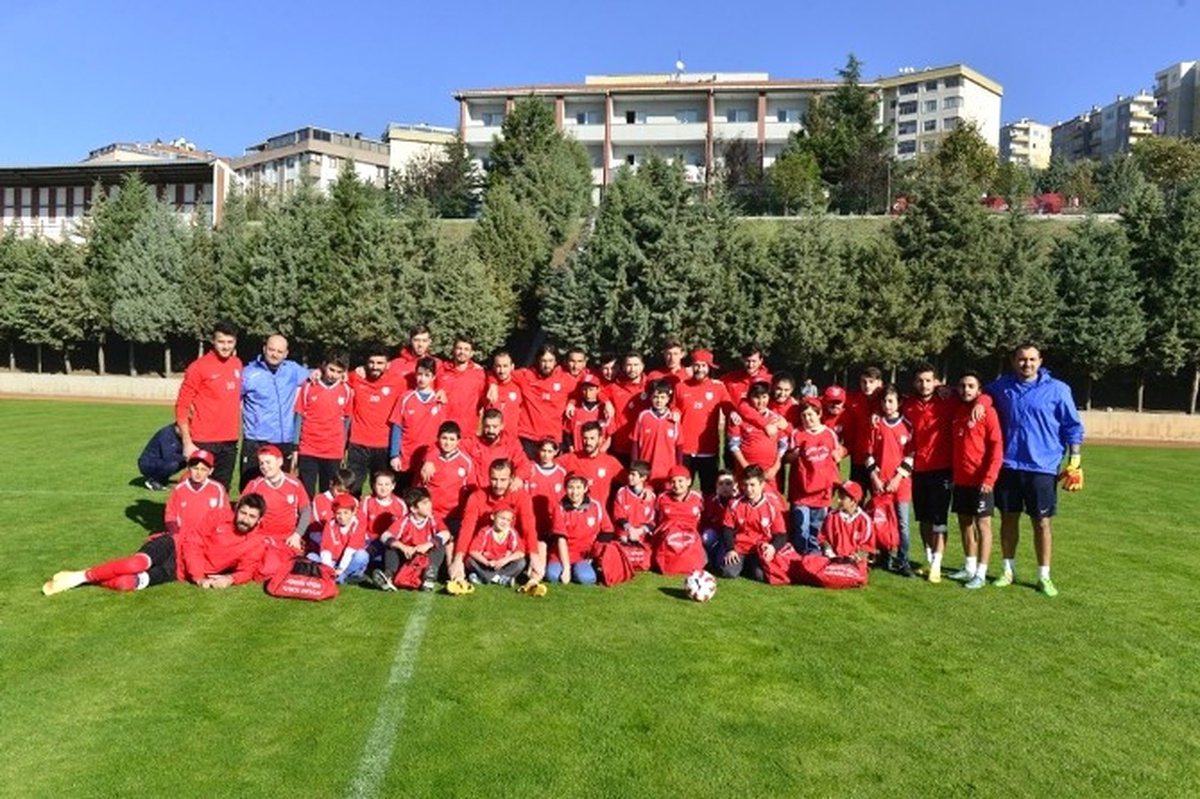 Gülümseyen Gözler" Pendikspor\'la Karşılaştı