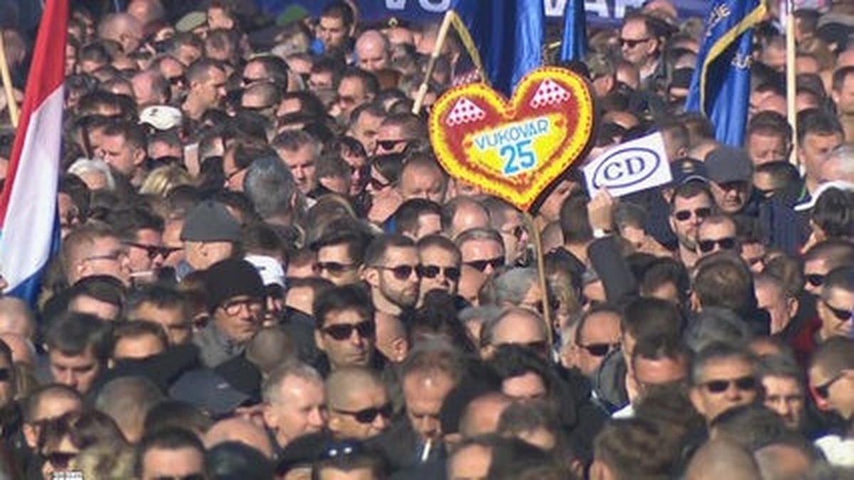 Hırvatistan\'da Binlerce Kişi Vukovar Kurbanları İçin Yürüdü