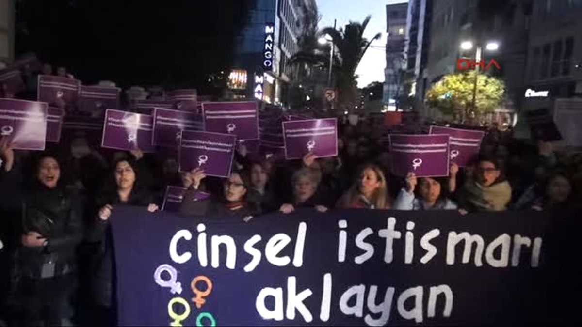 Kadıköy\'de Kadınlardan ?cinsel Istismar Düzenlemesi" Protestosu