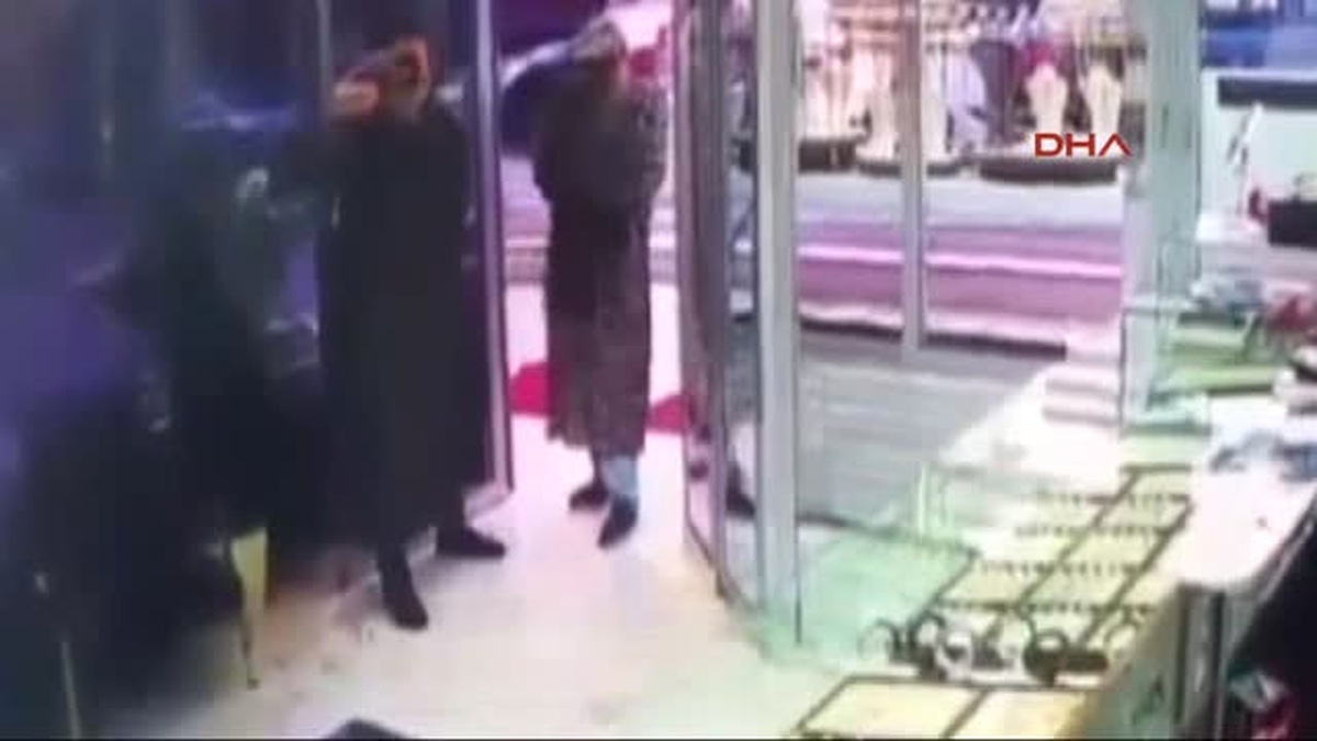Kadın Kıyafeti Giyen Kuyumcu Soyguncuları Kamerada