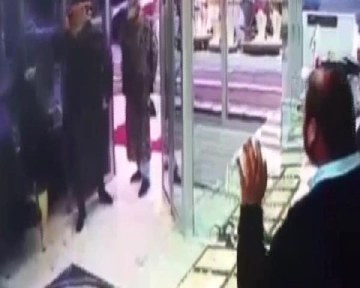 Kadın Kıyafeti Giyen Kuyumcu Soyguncuları Kamerada (2)