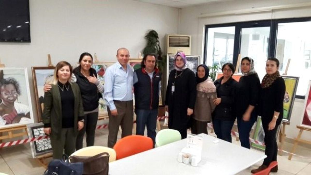 Ko-Mek\'te Öğrendi, Kendi Sergisini Açtı