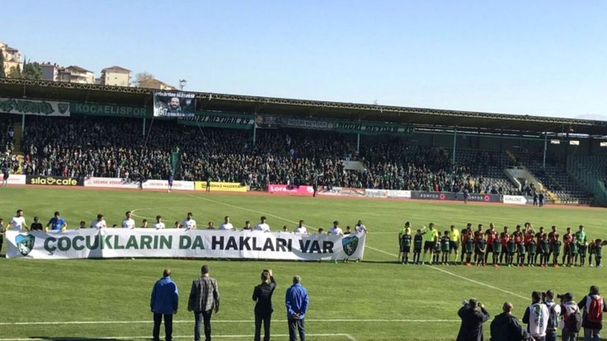 Kocaelisporlu Futbolcular, 'Çocukların da Hakları Var' Pankartı Taşıdı