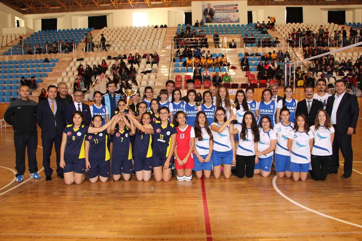 Kumluca\'da Okul Sporları Voleybol Müsabakaları Sona Erdi