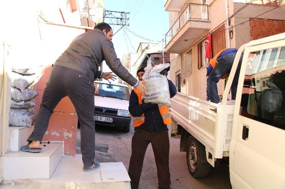 Kuşadası Belediyesi\'nden 3 Bin Aileye Kömür Yardımı