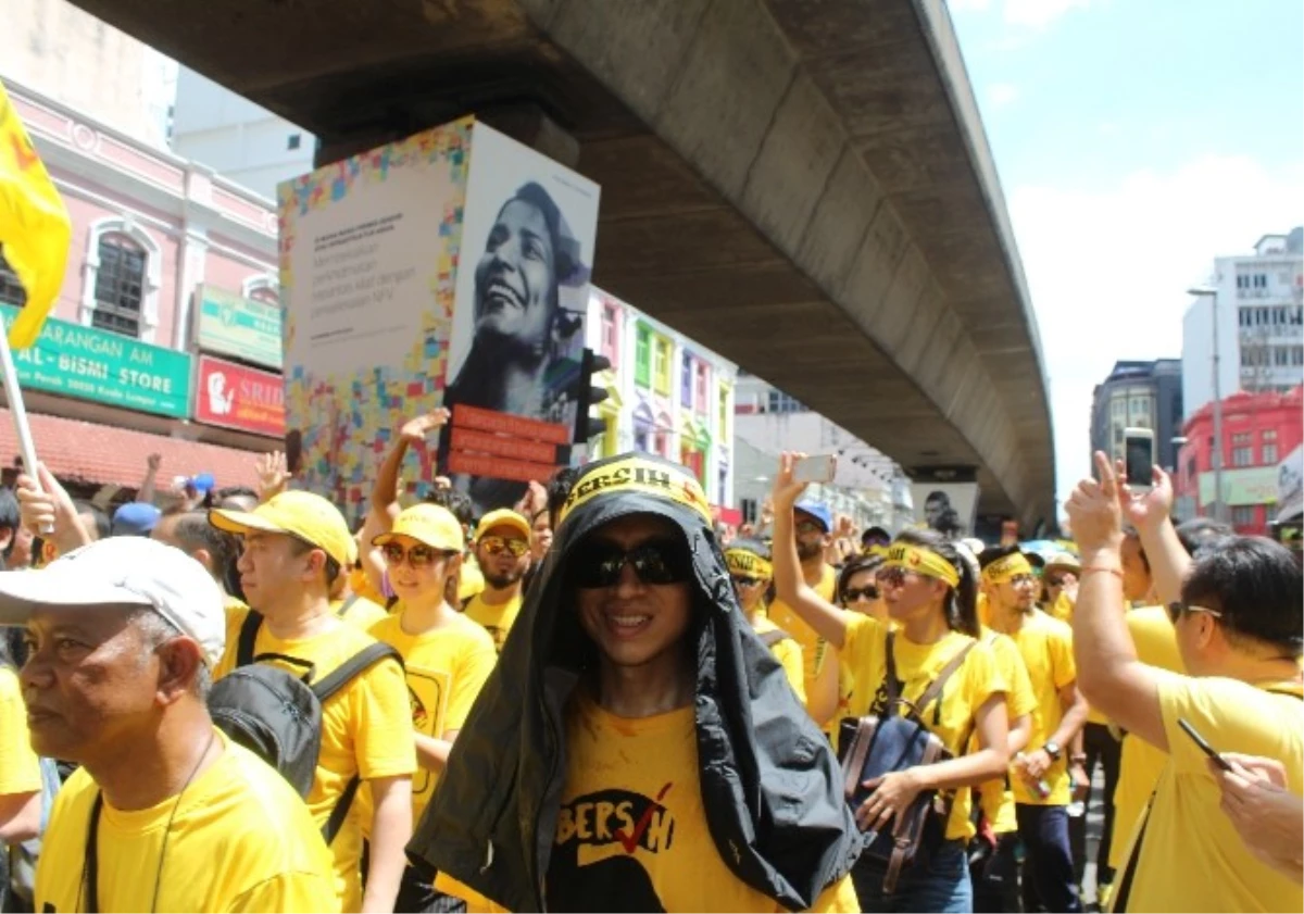 Malezya\'da Hükümete Yolsuzluk Protestosu