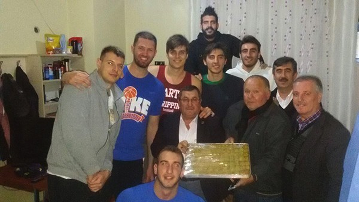 Muhtarlardan Basketbol Takımı Oyuncularına Baklavalı Destek