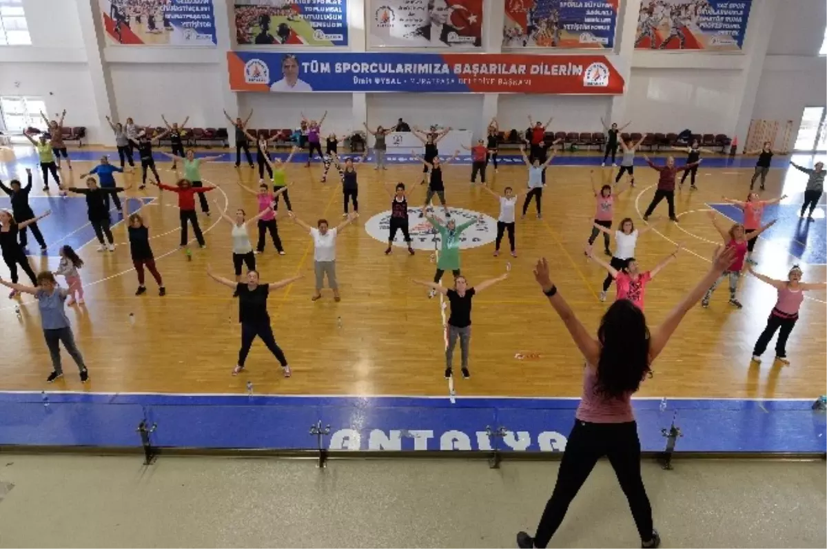 Muratpaşa Belediyesinin 'Zumba' Kursları Devam Ediyor